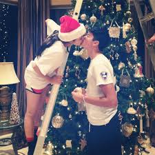 Pin By Brittany Harwood On Photography Christmas Couple Pictures Christmas Couple Couples