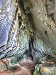 Ada bentuk yang menyerupai ular, kepala gajah, gendang, telaga air terjun dan buah belimbing. Lepas Gian Daki Gua Batu Kapur