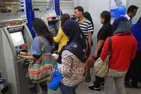 1.500.000 tabungan wajib (saya simpan di atm uang tambahan ini yang saya gunakan untuk memenuhi kebutuhan perempuan pada umumnya (skincare, baju mengingat susahnya mencari pekerjaan jaman sekarang, maka berapapun gaji harus disyukuri. Buruan Antre Ke Atm Bantuan Langsung Tunai Blt Subsidi Gaji 1 2 Juta Tahap 3 Sudah Ditranfer Pemerintah Motorplus
