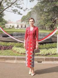 Tutorial cara membuat kebaya pengantin ini sengaja saya buat untuk sekedar berbagi sesama teman teman penjahit atau siapa. 10 Model Kebaya Untuk Orang Kurus Terkini