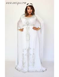 Le caftan bahia est conçu en velours, brodé et perlé en motifs florales au niveau de buste et jupe. Robe De Soiree Orientale Robe Arabe Robe Mariage Orientale Paris