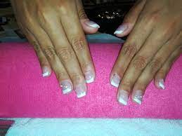 En 2020 las uñas francesas con puntas en colores radiantes y frescos van a ser un hit total, junto con los diseños con acabados metálicos y mucho brillo. Arti Nails Unas Acrilicas Diseno Francesa Facebook