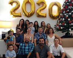 Actor, productor, director, escritor, promotor, padre, abuelo, amante esposo y amigo, sobre todo. Jorge Ortiz De Pinedo Celebra Ser Padre Con Foto Familiar