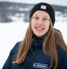 Säg hej till vår ny/gamla kollega Julia! 👋 Några av er känner kanske igen  henne... Julia har nämligen tidigare jobbat extra med oss på Hej främling,  men nu får våra vänner i