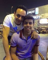 قمر وصف زوجته غادة عيسى عقب زواجه منها في عام 1993 بحوار مجلة أخبار النجوم، بأنه تجوز جميلة الجميلات التي أنعم الله عليه بها وبعدها بعام، رزق منها بنجله إياد ثم في عام 1996 رزق. 25 ØµÙˆØ±Ø© Ù„Ù€ Ù…ØµØ·ÙÙ‰ Ù‚Ù…Ø± ÙˆØ£ÙˆÙ„Ø§Ø¯Ù‡ Ù‡ÙƒØ°Ø§ ÙŠØªØ­Ø¯Ø« Ø¹Ù†Ù‡Ù… Ø£Ù„Ø¨ÙˆÙ… ÙÙŠ Ø§Ù„ÙÙ†