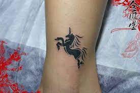 小马图腾刺青 女性脚踝部位 maple leaf tattoo leaf tattoos tattoo quotes