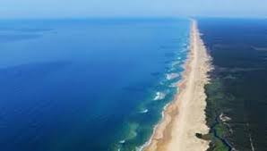 Dans les villages, au cœur de l'été, participez aux fêtes traditionnelles, comme la course landaise, typique du département. La Cote Landaise Vue Du Ciel Bd Surfrider Ocean Campus