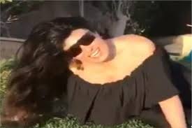 كشفت الفنانة المصرية فيفى عبده، لمتابعيها عن تعرضها لوعكة صحية، في فيديو عبر حسابها الرسمي بموقع تبادل الصور (انستغرام)،من داخل منزلها. 1zurnwzevgt1um