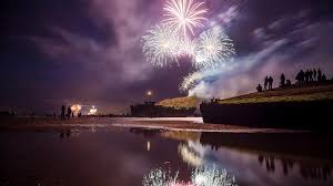Alors en voici un bouquet pour le 14 juillet (oui, je sais, techniquement on est déjà le 15). Plus Beaux Feux D Artifice Ete Normandie Tourisme