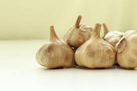 schwarzer knoblauch was hinter dem black garlic trend steckt utopia de