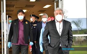 This document was uploaded by user and they confirmed that they have the permission to share it. Bernama Kilang Perlu Beri Senarai Pekerja Awang Tengah