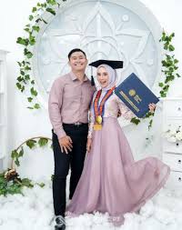 Contoh baju copel ayah ibu waktu acara lamaran anak : 15 Foto Momen Wisuda Outdoor Bareng Pacar Bersama Keluarga Di Studio Terbaru Portalkuningan Com