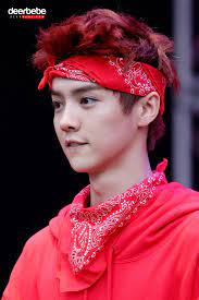 Bts V Taehyung Rocking Those Hair Accessories Kpop Idols Have A Unique Thing With Hair Acce Headband Hairstyles Headbands For Short Hair Bandana Hairstyles