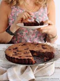 Cospargete con gli amaretti tritarti e distribuitevi sopra le pesche a fette lasciando nella ciotola l'eventuale succo che hanno formato. Torta Al Cioccolato Pesche E Amaretti Cucchiaio E Pentolone