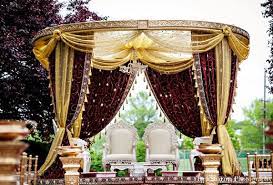This Indian Bride And Groom Celebrate Their Wedding With Lots Of Style Their New Jersey Event Stuns With Bea Wedding Mandap Indian Wedding Wedding Decorations