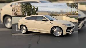 Kanye S Custom Lamborghini Urus Is A Cream Colored Catastrophe Teraz zobaczyliśmy, jak artysta go zmodyfikował.