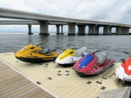 They'll take you along the they offer tours from 1 to 3 hours and can take you up and down the hudson river, around the statue of liberty, around ellis island, and make a. Jetski Fahren In New York Newyorkcity De