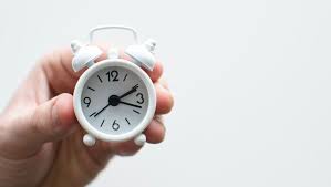 În prezent, ora de vară se aplică în fiecare an, în ultima duminică din martie (ora 03:00 devine 04 în românia, ora de vară a fost introdusă pentru prima dată în 1932. G6uxrnhkmonbtm