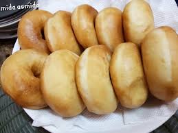 250 gram tepung terigu protein tinggi, 1 butir kuning telur, 2 sendok makan gula pasir, 2 sendok makan susu bubuk, 1 sendok teh fermipan, 1 sendok makan margarin, 100 ml air, secukupnya minyak goreng. Cara Buat Donat Super Gebu Lembut Tak Perlu Uli Vanilla Kismis