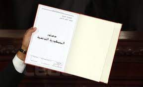 قرر الرئيس التونسي قيس سعيد تجميد كل سلطات مجلس النواب ورفع الحصانة عن كل أعضاء البرلمان وإعفاء رئيس الوزراء هشام المشيشي من منصبه وتأتي القرارات بموجب الفصل 80 من الدستور. Ø§Ù„Ù€Ù€Ù€Ø¯Ø³ØªÙ€Ù€ÙˆØ± Ø²Ù…Ù€Ù€Ù€Ù† Ø§Ù„ØªØ¹Ù€Ù€Ù€Ù€Ø¯ÙŠÙ€Ù€Ù„