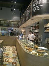 Wraparound Display Cases With Overhead Menu Boards Cuisine Commerciale Boulangerie Moderne Ambiance Deco