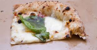 Preparare l'impasto per la pizza in casa come quello che troviamo in pizzeria non è complicato, basta seguire semplici regole e passaggi. Lezioni Di Pizza Come Farla A Casa Con La Ricetta Di Diego Vitagliano