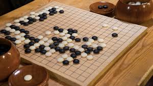 Es importante elegir un buen juego de mesa infantil que estimule al niño. La Sacudida De La Mano Antes Del Juego De Mesa Chino Del Juego Va O Weiqi Foto De Archivo Imagen De Actividad Coloque 81288576