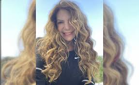 Elba ramalho cantando luiz gonzaga (e com arranjos de dominguinhos) é uma oportunidade para que gerações diversas se deliciem com uma música viva, nascida muitas dessas canções gonzaga tocou ainda nos anos 40 e 50 do século passado e elba ramalho vem agora nos tocar com elas. Elba Ramalho Celebra 69 Anos Em Fase Vovo Coruja E Cancoes Que A Gente Nao Cansa De Ouvir Modo De Vida Glamurama