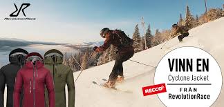 Muutamista vetoketjuista lähtenyt irti sellanen muovinpala, joka näkyy kuvassa. Tavla Och Vinn En Cyclone Jacket Fran Revolutionrace Utrustad Med Recco Freeride