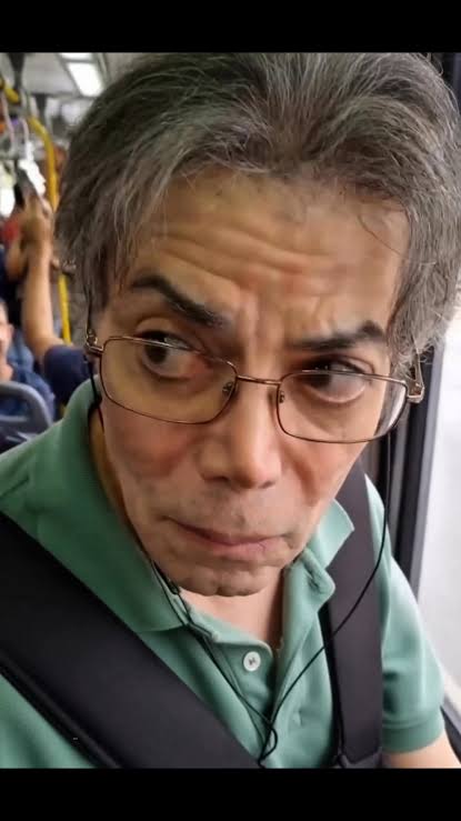 🚍 Michael Jackson Lookalike Spotted on an Old Bus in Mexico? 👀 A  mysterious elderly man with an uncanny resemblance to Michael Jackson was  allegedly seen riding an old bus in Mexico.