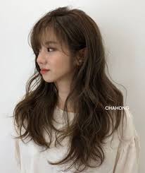 The hues range from more subtle highlights and ash tones to bolder coral and pinks. ìŠ¤í‚¨ë¸Œë¼ìš´ Skin Brown Korean Hair Color Korean Long Hair Brown Hair Inspiration