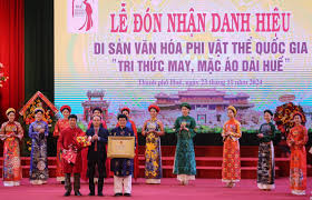 Hue people proudly receive the title 'Knowledge of sewing and wearing Hue  Ao Dai'