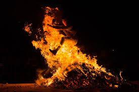 Como en el resto de ciudades, se utiliza el fuego y el mar como purificador y fuente de deseos. Tradiciones Malaguenas La Noche De San Juan