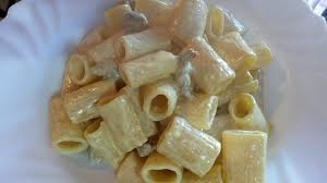 Concludete la vostra pasta allo zafferano, scolando gli spaghetti al dente e versandoli nella d'inverno invece sbizzarritevi con l'aggiunta di speck, funghi o salsiccia rosolata nelle vostre ricette la pasta allo zafferano è una preparazione molto semplice e al contempo dal gusto delicato e raffinato. Pasta Con Panna Salsiccia Pancetta E Zafferano