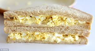 Sandwich ham dan keju klasik dengan telur goreng di atasnya. Resepi Sandwich Telur Hancur Sedap Baca Disini