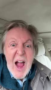 Paul en Ringo herenigd voor Stella's uitverkochte show in Parijs (4 maart  2024) : r/beatles