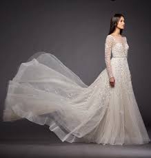 Warenzeichen und charakteristische brautkleider lazaro ist die liebe zum detail. Searching For The Perfect Fitted Sleeve Gown Meet Isabel Straight From The Runway Isabelgown Hochzeitskleid Elegant Brautkleid Lange Armel Kleid Hochzeit