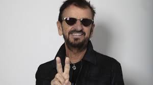 Ringo starr is a british musician, actor, director, writer, and artist best known as the drummer of the beatles who also coined the title 'a hard day's night' for the. Zoom In Von Ringo Starr Der Beatles Drummer Uber Corona Und Rap Kultur Sz De