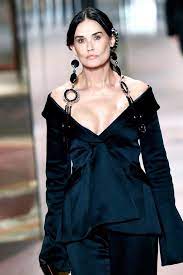 Demi moore is not exactly someone fans expected to see on the runway in paris for haute couture fashion week, but as to be expected, the actress stole the show. Demi Moore Jetzt Aussert Sie Sich Zu Ihrem Laufsteg Auftritt Gala De