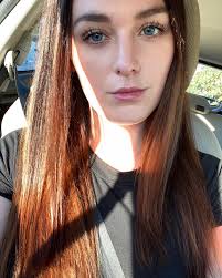 Wasn't sure how I'd feel going so light instead of the normal Wednesday  Addams look. But kinda reminds me of my teen years. 😊 kinda growing