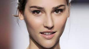 Le regard de biche est à portée de crayon ! Maquillage Pour Les Yeux En Amande Mode D Emploi Cosmopolitan Fr