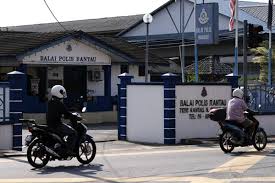 Come in, learn the word translation mengundi and add them to your flashcards. Bernama Lebih 1 000 Anggota Polis Ditempatkan Pada Hari Mengundi Prk Rantau Esok Polis