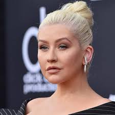 Die haare hängen locker im gesicht und der mund ist leicht. Christina Aguilera Cosmopolitan