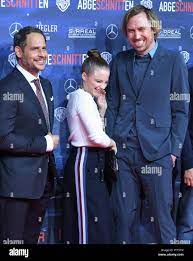 08.11.2021 · am morgen vor seinem verschwinden schenkte gisbert heisenberg noch der tochter seines nachbarn timmermann eine puppe. Lars Eidinger Tochter