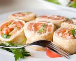 Recette De Rolls De Crepes Au Saumon Fume Et Fromage Frais Recette Crepe Au Saumon Saumon Fume Recettes Poissons Et Fruits De Mer