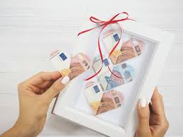 Diese einfache herz kann man in wenigen minuten aus geld (5, 10, 20, 50, 100er) falten. Geldgeschenk Basteln So Faltest Du Herzen Aus Geldscheinen Sintre