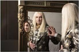 Června 1862 předala v sále apolla karolina světlá spolku prapor sokola, dar českých dívek a žen, navržený josefem mánesem. Ondrej Sokol Se V Nove Stedrovecerni Pohadce Promeni V Zariveho Siria S Bilymi Dlouhymi Vlasy