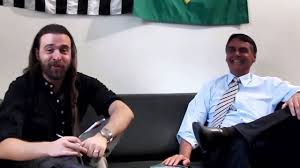 Luis fernando de moura cagnin (born april 28, 1984) is a brazilian musician, music instructor and youtuber who produces videos about heavy metal culture, video games, and politics. Quem E Nando Moura Metaleiro De Extrema Direita Que Foi Processado Por Tico Santa Cruz E Perdeu Por Pedro Zambarda