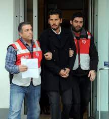 Yönetmen sinan çetin'in oğlu rüzgar çetin, 2 yıl sonra asmalımescit'te bir kavgaya karışması nedeniyle 5 yıllık süre içinde hükmün açıklanmasının geri bırakılması şartlarını ihlal etmesi üzerine. Sinan Cetin Oglu Ruzgar Cetin Icin Roma Da Ev Kiraladi Son Dakika Magazin Haberleri