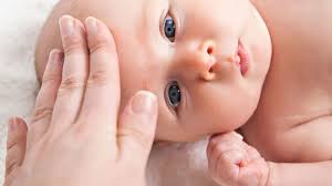 Bei kleinen kindern und älteren menschen ist auf den flüssigkeitsausgleich besonders zu achten. Fieber Beim Baby Das Hilft Dem Kranken Kind